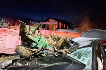 Un mort și doi răniți după ce un șofer ar fi intrat în plugul atașat de un tractor