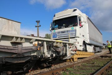 Încărcarea tirurilor pe naveta RO-LA la Dornești
