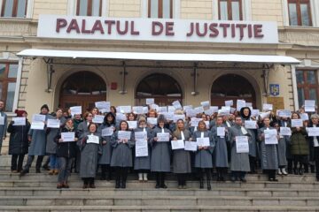 Grefierii au extins protestul de la două, la patru ore pe zi