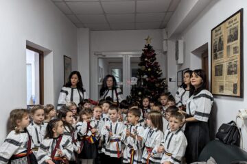 „Fluturașii” și „Albinuțele” de la Grădinița cu Program Prelungit „Sf. Ioan cel Nou de la Suceava” au colindat redacția Monitorului de Suceava