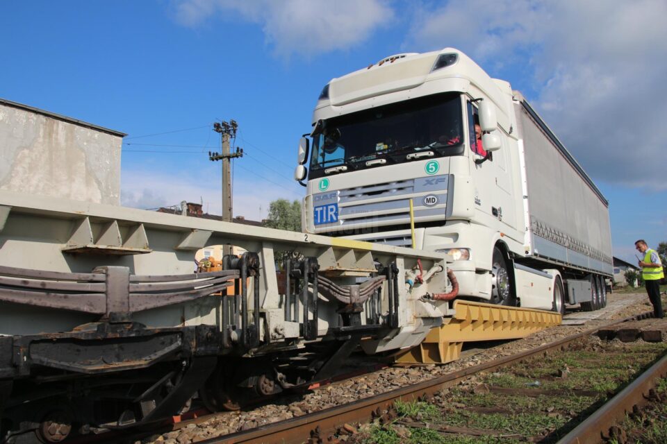 Încărcarea tirurilor pe naveta RO-LA la Dornești