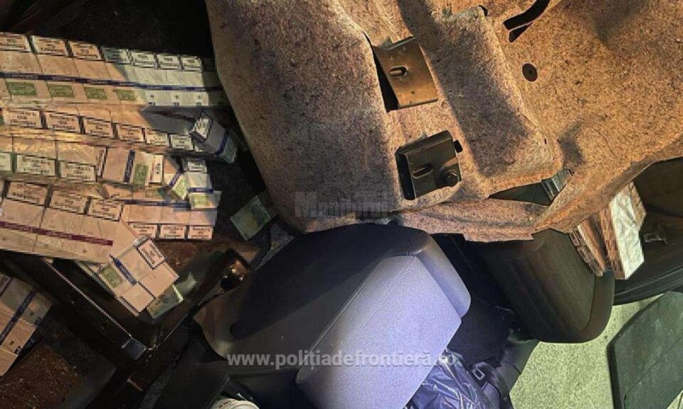 Peste 1.500 de pachete de țigări, găsite ascunse în podeaua unei mașini