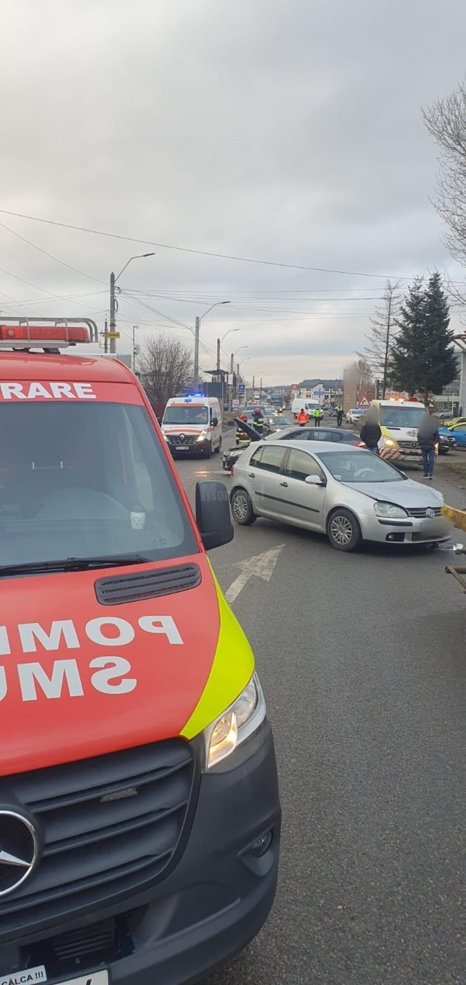 Două autoturisme și un autotren, implicate într-un accident la Șcheia