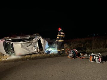 Tânăr de 19 ani găsit mort în mașina răsturnată