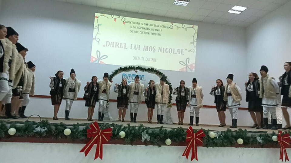 Spectacol caritabil oferit de elevi și profesorii școlii din Zamostea