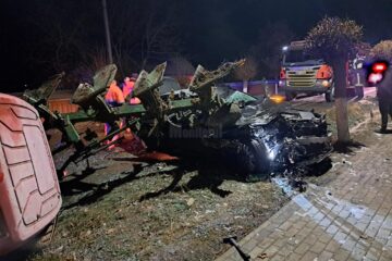 Tânărul care a intrat cu Mercedesul în plugul unui tractor era băut și a ajuns în arest