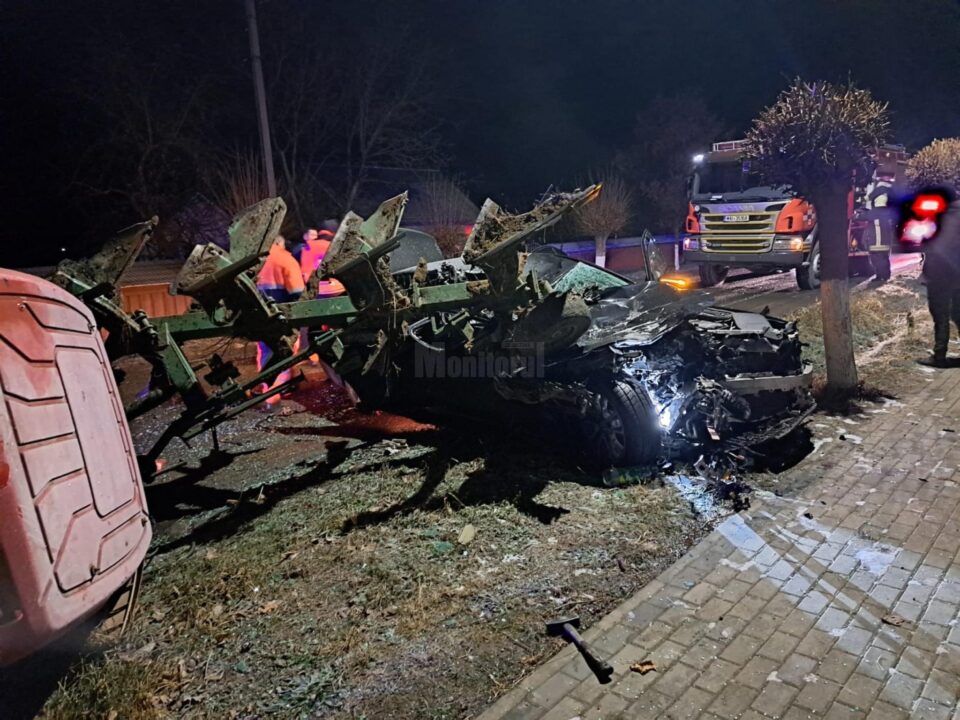 Tânărul care a intrat cu Mercedesul în plugul unui tractor era băut și a ajuns în arest Tânărul care a intrat cu Mercedesul în plugul unui tractor era băut și a ajuns în arest