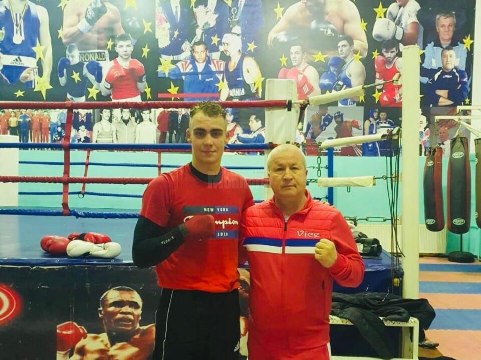 Campionul Răzvan Ciobanu alături de antrenorul Vasile Nistor