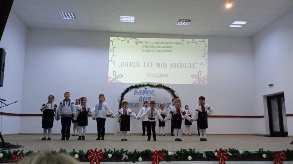 Spectacol caritabil oferit de elevi și profesorii școlii din Zamostea