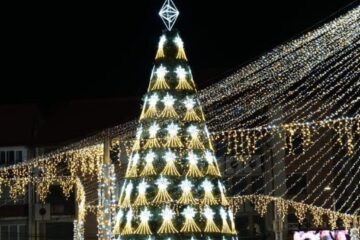 Cinci zile de spectacol cu colinde și cântece de iarnă la scena de lângă bradul din centrul Sucevei