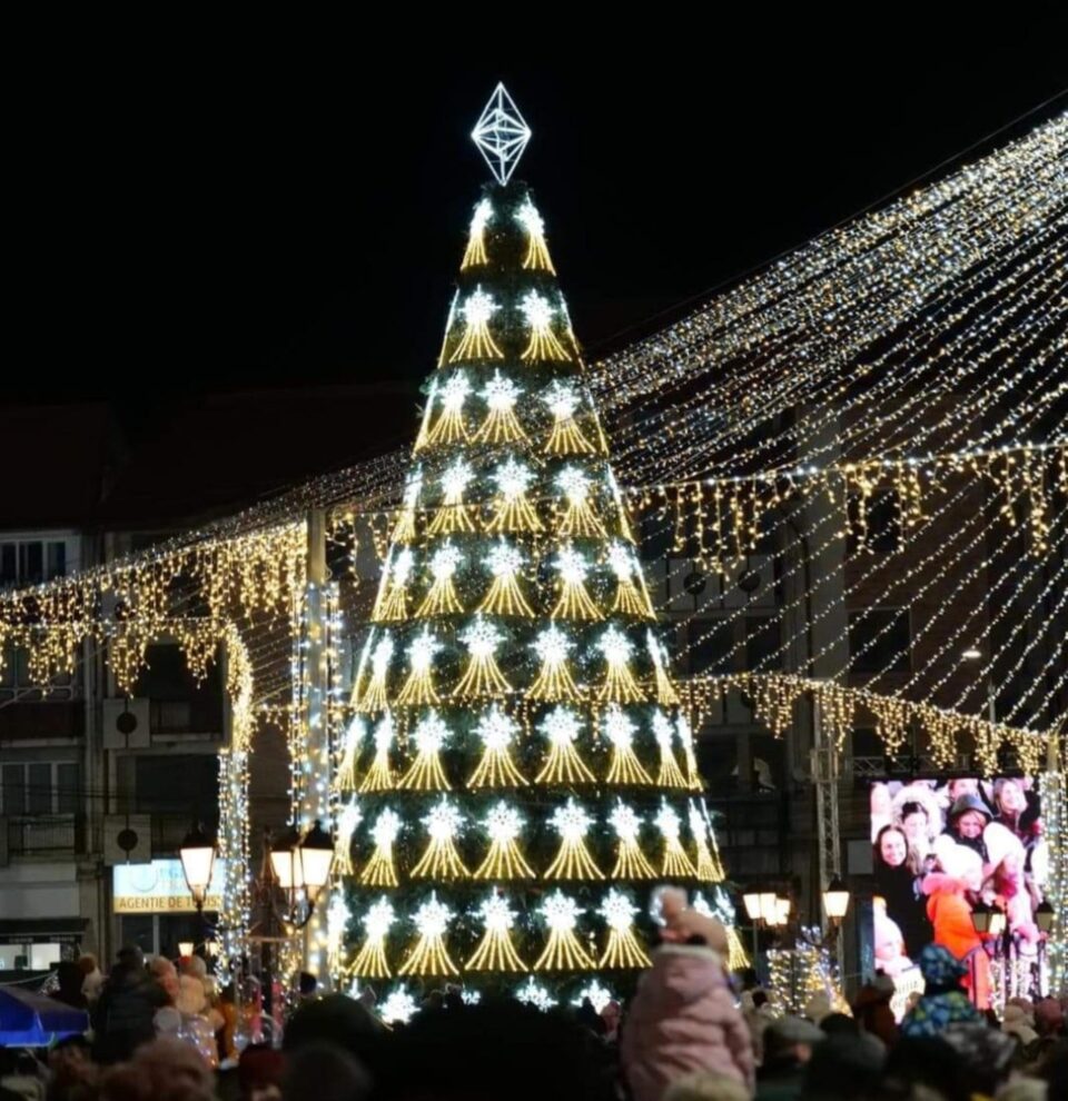 Cinci zile de spectacol cu colinde și cântece de iarnă la scena de lângă bradul din centrul Sucevei Cinci zile de spectacol cu colinde și cântece de iarnă la scena de lângă bradul din centrul Sucevei