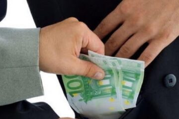 A recunoscut că i-a oferit fostului șef de la Permise și Înmatriculări 1.000 de euro pentru a obține permis de conducere. Foto generică