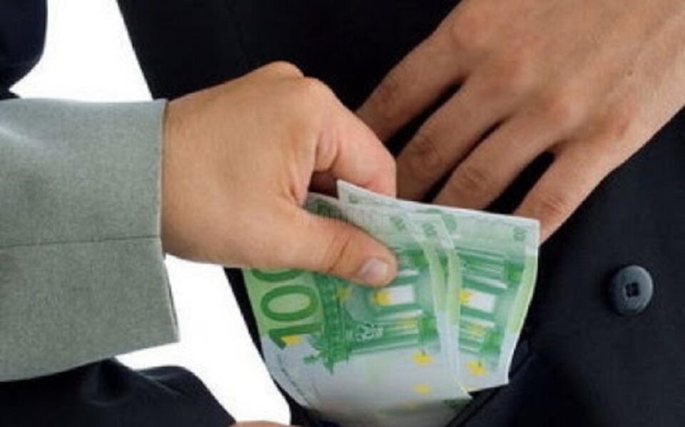 A recunoscut că i-a oferit fostului șef de la Permise și Înmatriculări 1.000 de euro pentru a obține permis de conducere. Foto generică A recunoscut că i-a oferit fostului șef de la Permise și Înmatriculări 1.000 de euro pentru a obține permis de conducere. Foto generică