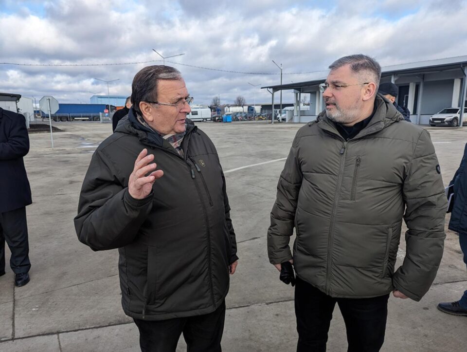 Președintele Consiliului Județean Suceava, Gheorghe Flutur, și guvernatorul regiunii Cernăuți, Ruslan Zaparaniuk Președintele Consiliului Județean Suceava, Gheorghe Flutur, și guvernatorul regiunii Cernăuți, Ruslan Zaparaniuk