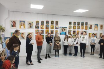 Expoziția „Îngerii Crăciunului”, un tărâm al culorilor, al visurilor, al emoțiilor