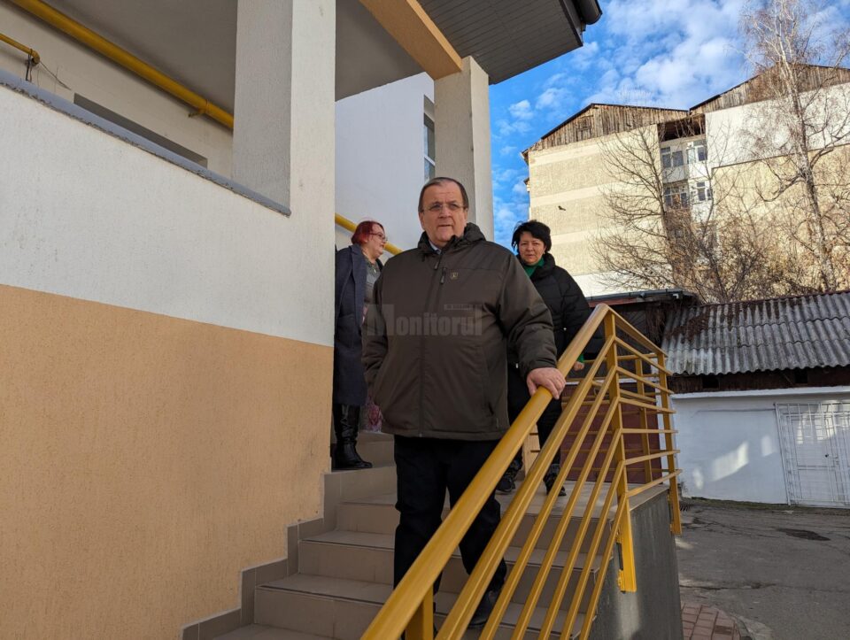 Gheorghe Flutur a verificat lucrările de modernizare de la Grădinița Specială din Fălticeni Gheorghe Flutur a verificat lucrările de modernizare de la Grădinița Specială din Fălticeni