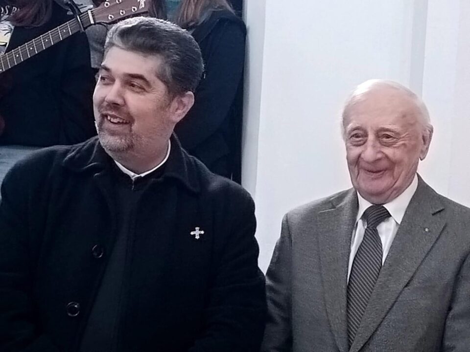 Artistul Radu Bercea împreună cu părintele Liviu Mihăilă au colaborat pentru evenimentul de la Fălticeni Artistul Radu Bercea împreună cu părintele Liviu Mihăilă au colaborat pentru evenimentul de la Fălticeni