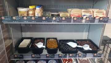 De la magazinul din Cajvana se pot cumpăra brânză feta și măsline