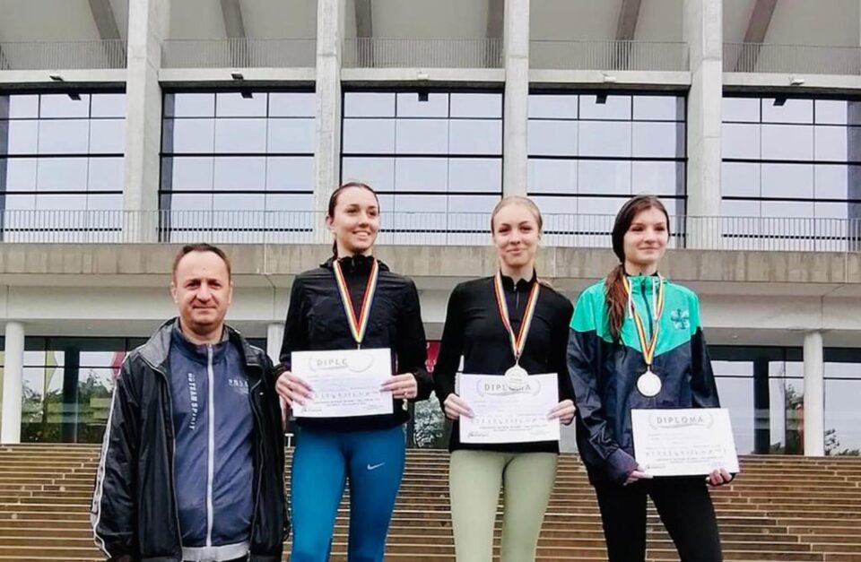 Antrenorul Silviu Casandra alături de cele mai bune trei atlete ale CSS Gura Humorului Antrenorul Silviu Casandra alături de cele mai bune trei atlete ale CSS Gura Humorului