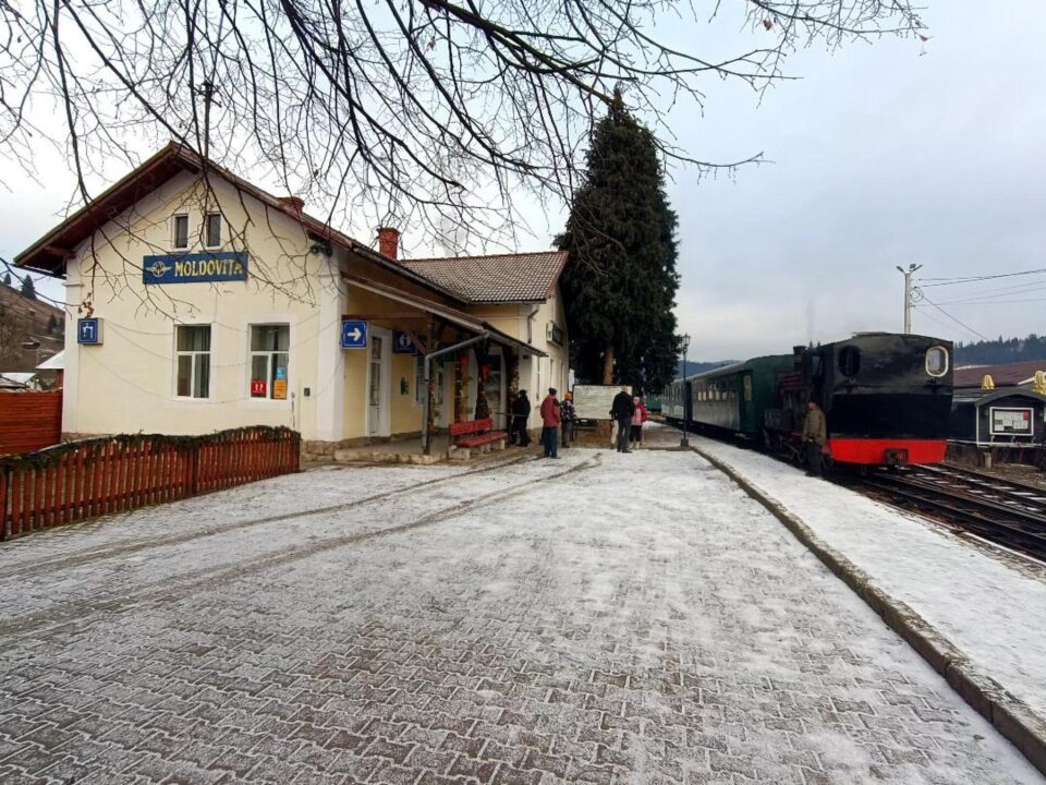 Gara Moldovița, locul de întâlnire a trenulețelor venite din ambele direcții