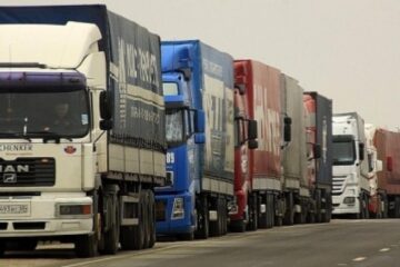 Coloana de tiruri spre vama Siret se întinde pe o lungime de 23 de kilometri