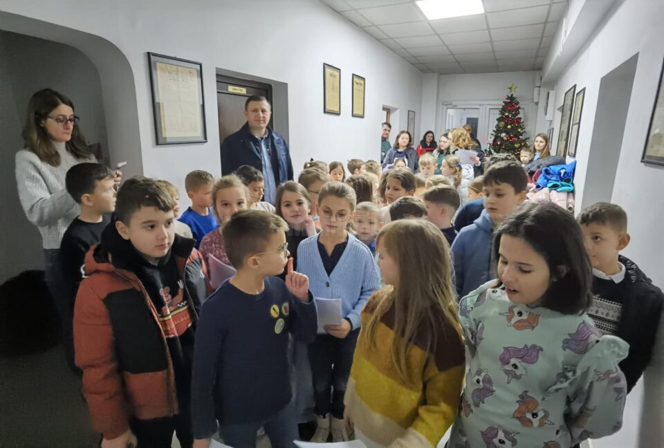 Cei 40 de colindători din clasele I B și II A, au pornit la acest demers din cadrul ”Școala altfel”, sub îndrumarea profesoarelor Laura -Nadia Dumbrăveanu, respectiv Adina Diaconiță