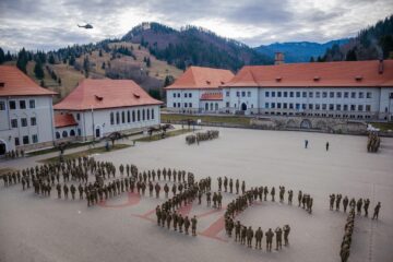 Pilot de legendă, survolând colegiul militar, la final de carieră
