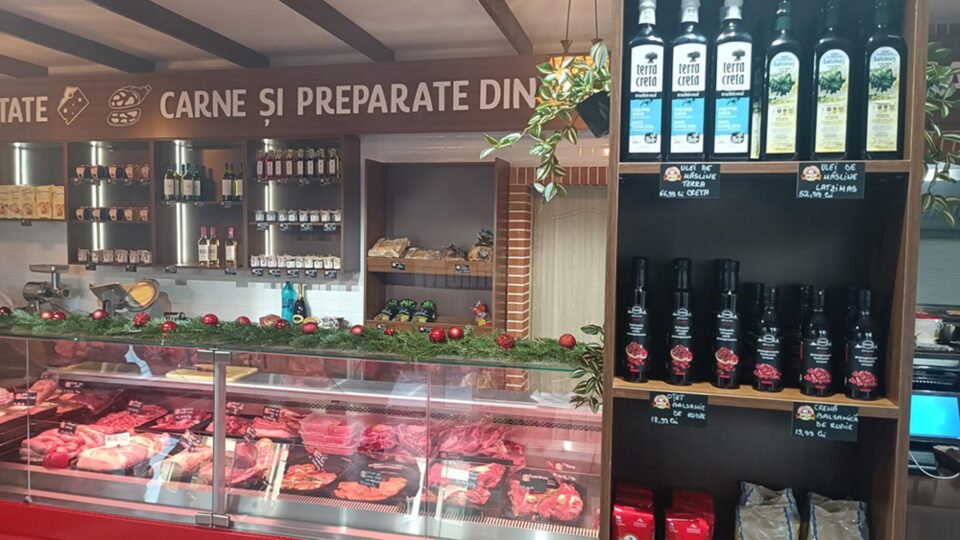 În magazinul de desfacere se găsește carne de la propria fermă
