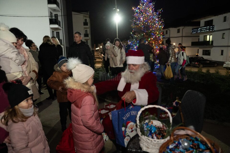 Moș Crăciun a venit pentru copiii din cartierul La Stejari Residence