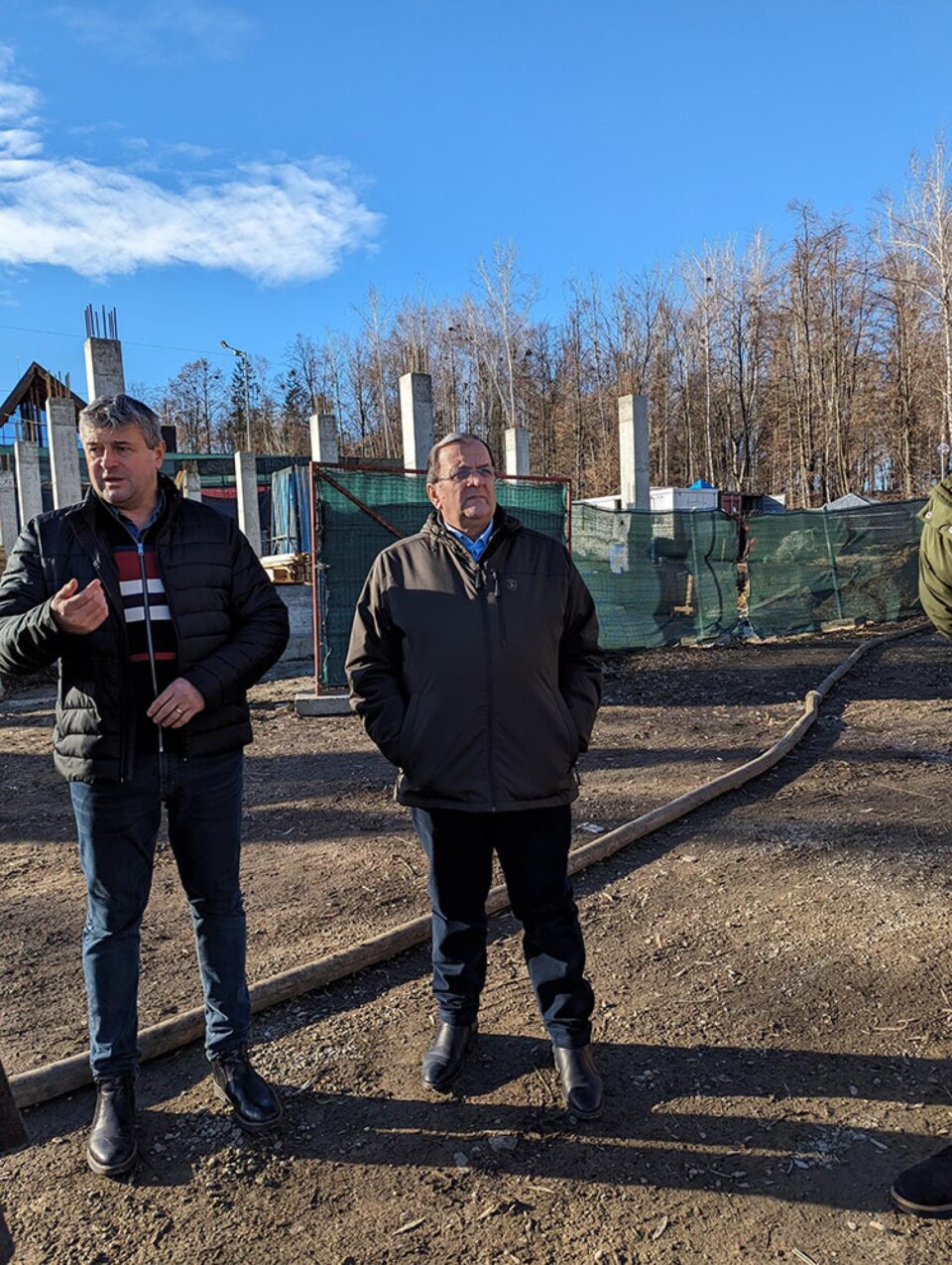 Gheorghe Flutur și Cătălin Coman au verificat stadiul lucrărilor la noua bază nautică de la Fălticeni Gheorghe Flutur și Cătălin Coman au verificat stadiul lucrărilor la noua bază nautică de la Fălticeni