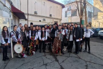 30 de elevi din comuna Fântânele au adus colinde și obiceiuri de iarnă în casa ”Monitorul de Suceava”