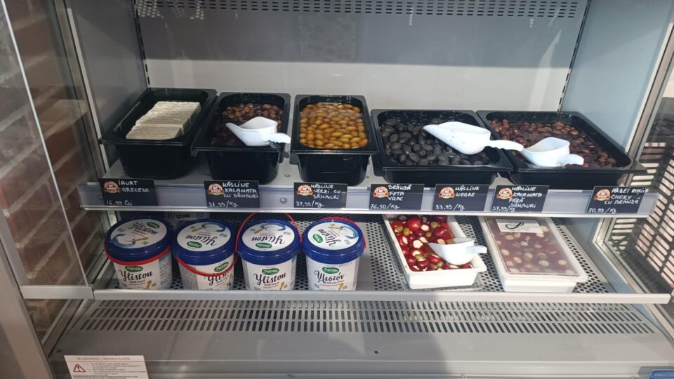 De la magazinul din Cajvana se pot cumpăra brânză feta și măsline
