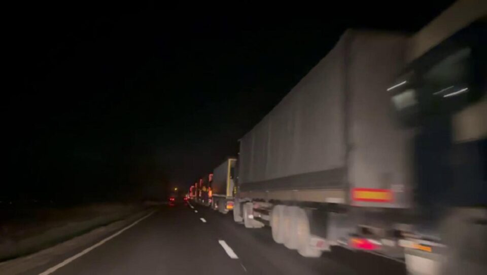 Coloana de tiruri de pe DN 2 spre Siret a scăzut cu patru kilometri după ce a crescut capacitatea de procesare prin vama cu Ucraina Coloana de tiruri de pe DN 2 spre Siret a scăzut cu patru kilometri după ce a crescut capacitatea de procesare prin vama cu Ucraina