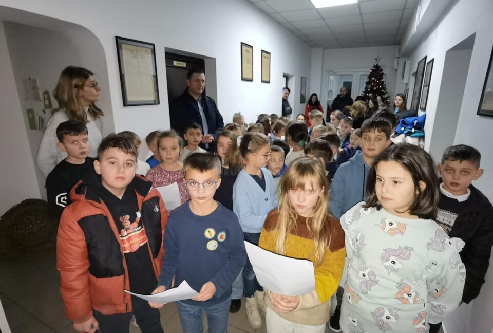 40 de copii de la Liceul Filadelfia au colindat redacția Monitorului de Suceava