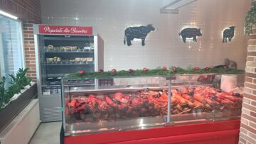În magazinul de desfacere se găsesc preparate produse în carmangeria proprie