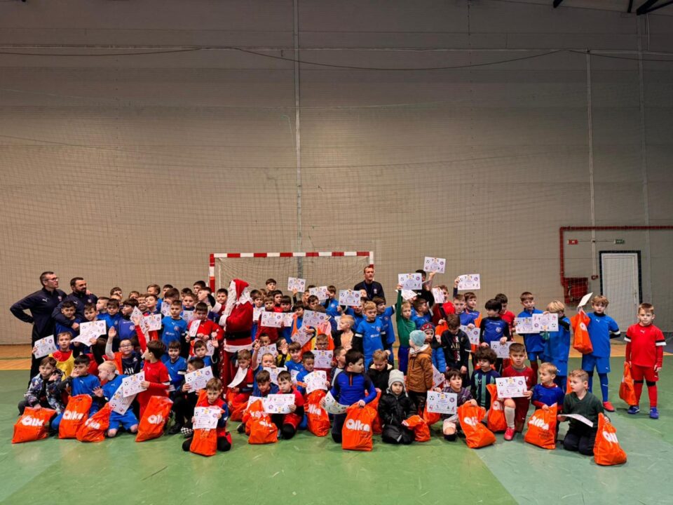 Cupa ”Moș Crăciun” la fotbal a adunat 60 de echipe la start, iar premierea a avut loc în sala de sport din Ipotești