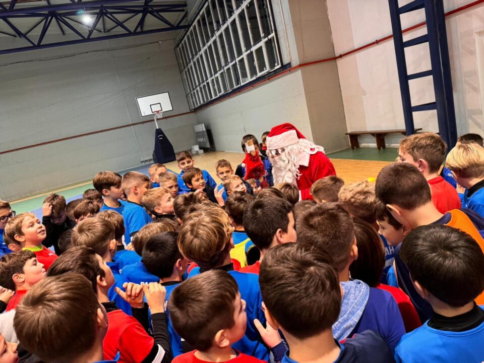 Cupa ”Moș Crăciun” la fotbal a adunat 60 de echipe la start, iar premierea a avut loc în sala de sport din Ipotești