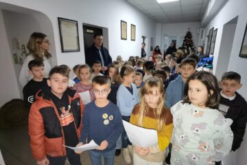 Cei 40 de colindători din clasele I B și II A, au pornit la acest demers din cadrul ”Școala altfel”, sub îndrumarea profesoarelor Laura-Nadia Dumbrăveanu, respectiv Adina Diaconiță