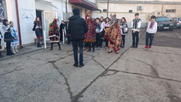 30 de elevi din comuna Fântânele au adus colinde și obiceiuri de iarnă în casa ”Monitorul de Suceava”