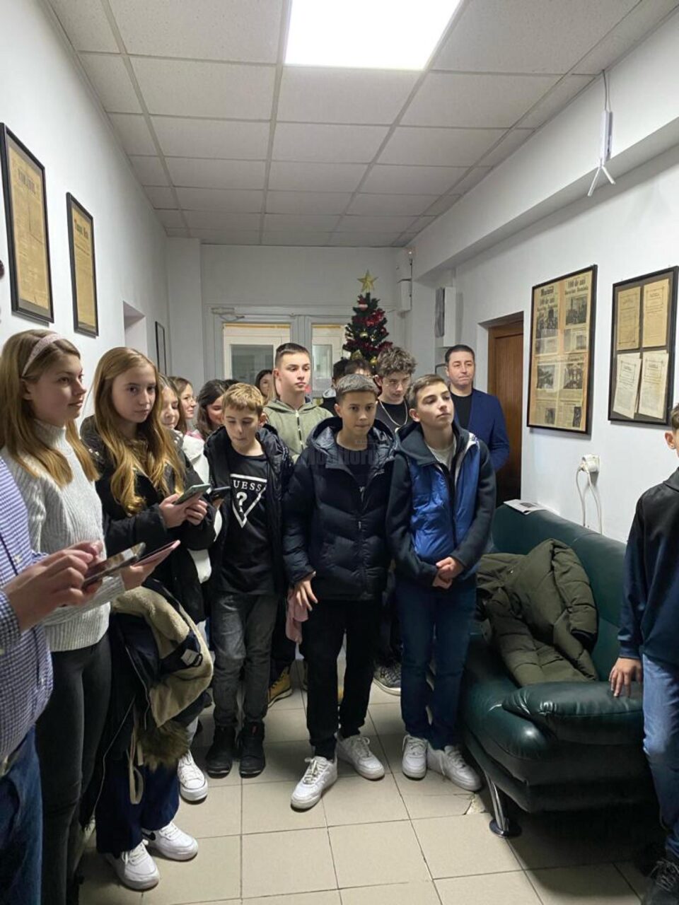 Elevii clasei a VII-a B de la Liceul Teoretic Filadelfia, cu colinda la Monitorul de Suceava