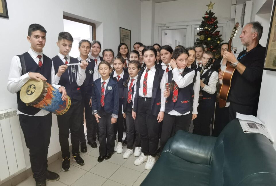 Talentații membri ai Grupului vocal instrumental Suha, de la Școala nr. 2 Mălini, cu colinda la redacția Monitorul de Suceava Talentații membri ai Grupului vocal instrumental Suha, de la Școala nr. 2 Mălini, cu colinda la redacția Monitorul de Suceava