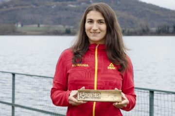 Ancuța Bodnar cu trofeul primit din partea Gazetei Sporturilor
