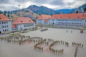 Pilot de legendă, deasupra colegiului câmpulungean