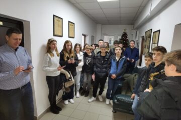 Elevii clasei a VII-a B de la Liceul Teoretic Filadelfia, cu colinda la Monitorul de Suceava