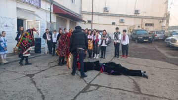 30 de elevi din comuna Fântânele au adus colinde și obiceiuri de iarnă în casa ”Monitorul de Suceava”