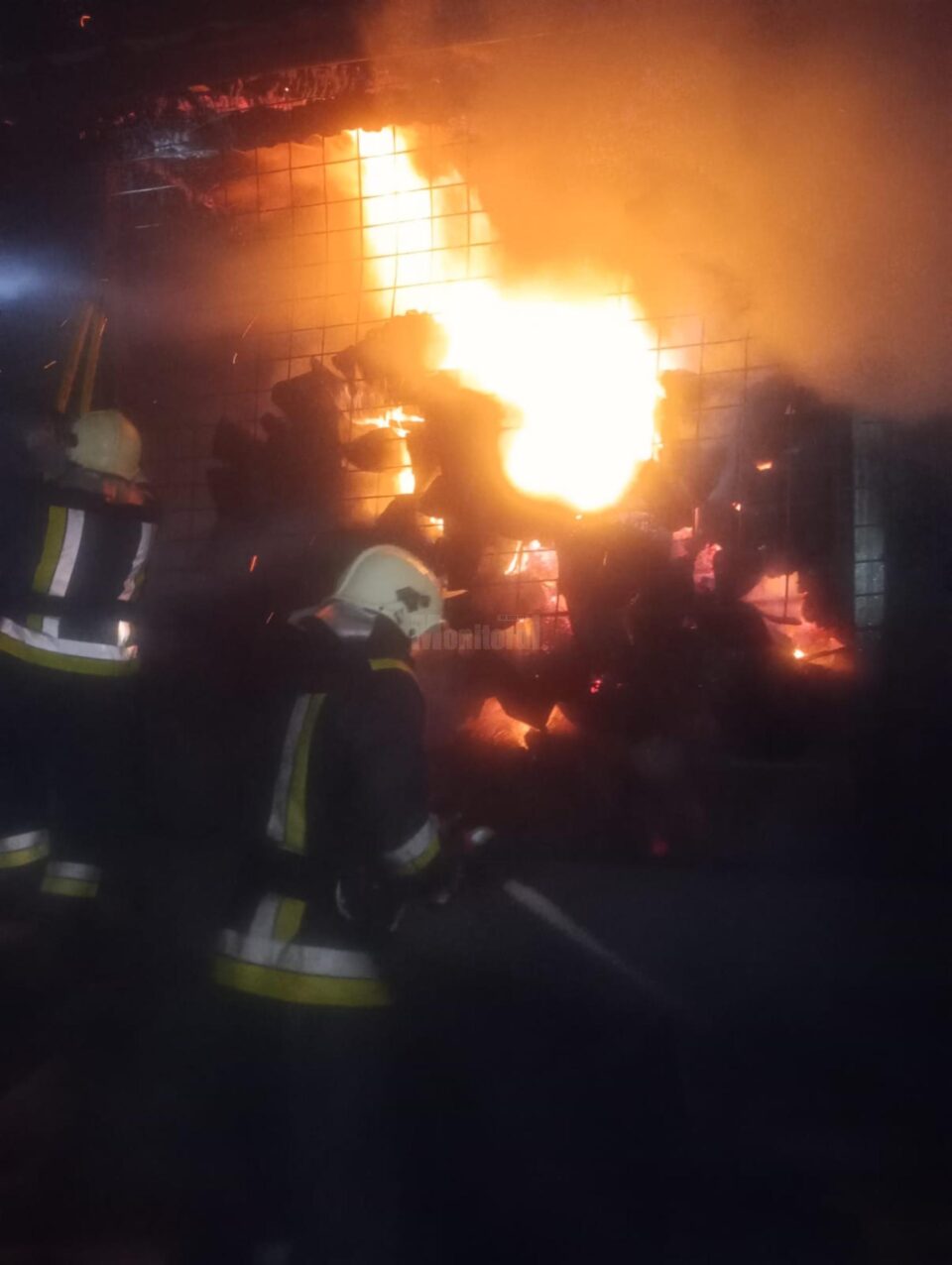 Pompierii s-au luptat cu succes pentru a salva o școală după ce un incendiu a izbucnit în clădirea centralei