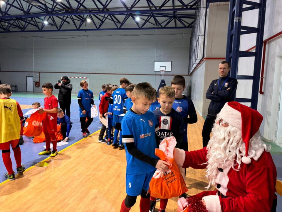 Cupa ”Moș Crăciun” la fotbal a adunat 60 de echipe la start, iar premierea a avut loc în sala de sport din Ipotești
