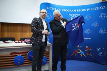 Directorul Ciprian Anton îi dăruiește un tricou personalizat edilului Ion Lungu