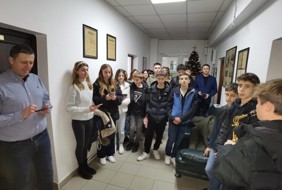 Elevii clasei a VII-a B de la Liceul Teoretic Filadelfia, cu colinda la Monitorul de Suceava