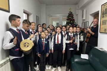 Talentații membri ai Grupului vocal instrumental Suha, de la Școala Nr. 2 Mălini, cu colinda la redacția Monitorul de Suceava